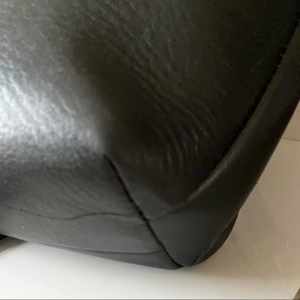 Tumi Black Leather Crossbody Messenger Bag Lock and Keys included. - Picture 6 of 12